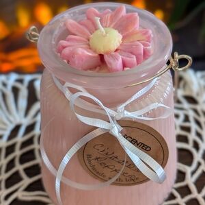 Hand Poured Cinnamon & Pepper Scented Pink Jar Candle with Flower Design